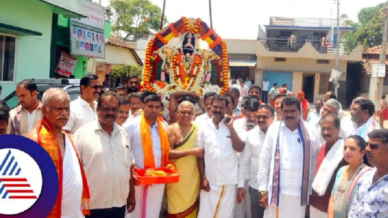 ಚಿಕ್ಕಮಗಳೂರು: ಹಿರೇಮಗಳೂರಿನಲ್ಲಿ ಬ್ರಹ್ಮ ರಥೋತ್ಸವದ ಸಂಭ್ರಮ; ಕನ್ನಡ ಮಂತ್ರದೊಂದಿಗೆ ಪೂಜೆ ಚಿಕ್ಕಮಗಳೂರು: ಹಿರೇಮಗಳೂರಿನಲ್ಲಿ ಬ್ರಹ್ಮ ರಥೋತ್ಸವದ ಸಂಭ್ರಮ; ಕನ್ನಡ ಮಂತ್ರದೊಂದಿಗೆ ಪೂಜೆ