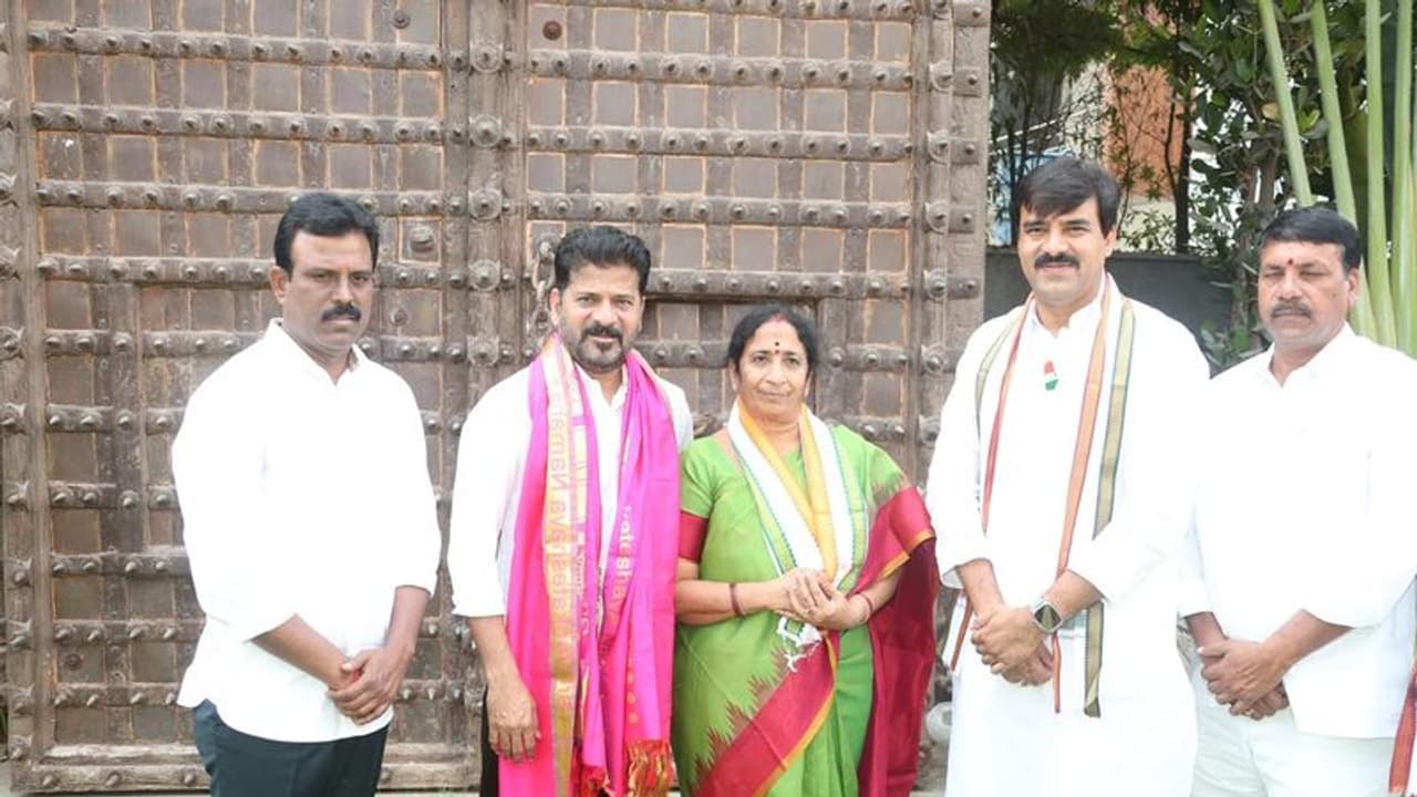  బీఆర్ఎస్‌కు షాక్: కాంగ్రెస్‌లో చేరిన మహబూబ్‌నగర్ జడ్పీ చైర్ పర్సన్ స్వర్ణ సుధాకర్ రెడ్డి