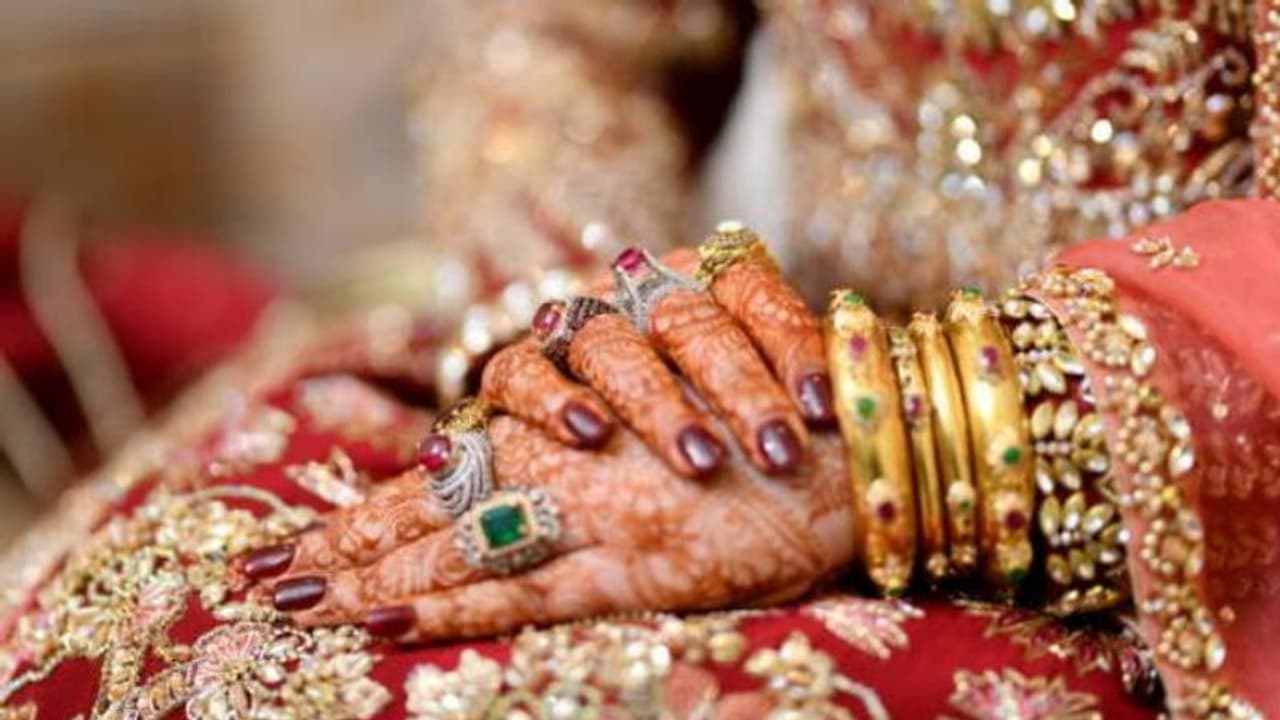 വധുവിന്റെ അച്ഛൻ ബൈക്കും സ്വർണച്ചെയിനും വാങ്ങി നൽകിയില്ല, വിവാഹവേദിയില്‍ പൊരിഞ്ഞ തല്ല്