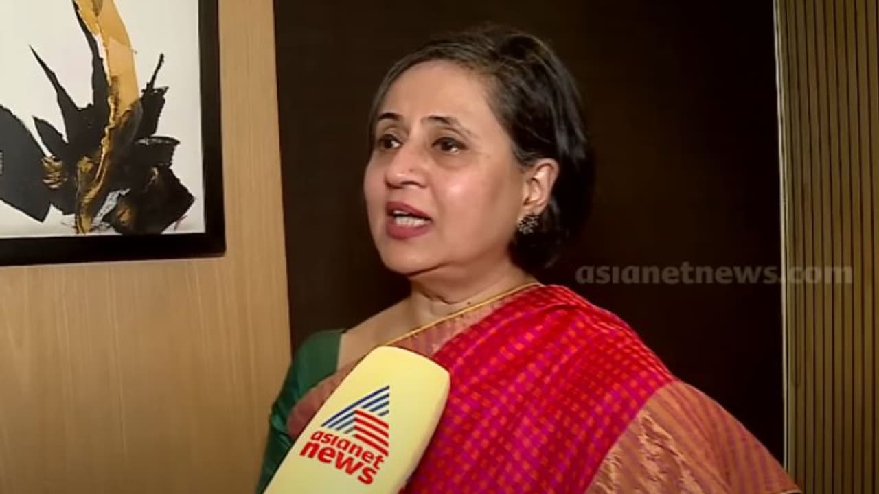 വാട്സ് ആപ്പിൽ സന്ദേശം: ലക്ഷക്കണക്കിന് ആളുകളുടെ മൊബൈല് നമ്പറുകള് ബിജെപിക്ക് എങ്ങനെ കിട്ടിയെന്ന് സാഗരിക ഘോഷ് വാട്സ് ആപ്പിൽ സന്ദേശം: ലക്ഷക്കണക്കിന് ആളുകളുടെ മൊബൈല് നമ്പറുകള് ബിജെപിക്ക് എങ്ങനെ കിട്ടിയെന്ന് സാഗരിക ഘോഷ്