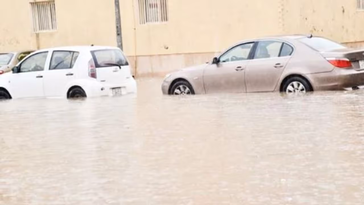 കുവൈത്തില് മഴ; 17 അപകടങ്ങൾ കൈകാര്യം ചെയ്തതായി അധികൃതര് കുവൈത്തില് മഴ; 17 അപകടങ്ങൾ കൈകാര്യം ചെയ്തതായി അധികൃതര്