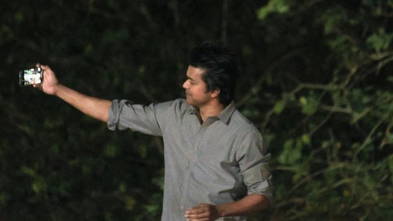 ദ ഗോട്ടിനായി തിരുവനന്തപുരത്ത്, സെല്‍ഫി ഫോട്ടോ ക്ലാസാക്കി വിജയ്