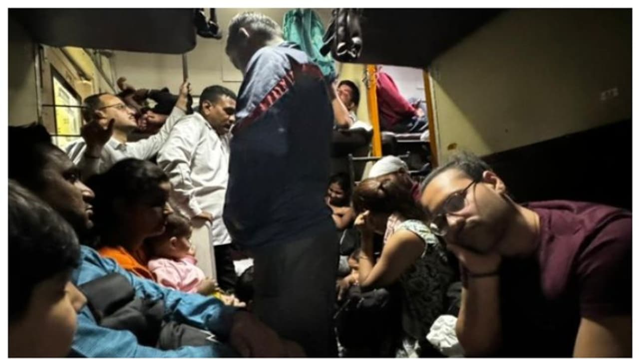 'വരൂ, കാണൂ... എസി കോച്ചിലെ കാഴ്ച'; ആ കഴ്ച കണ്ടത് 17 ലക്ഷം പേർ, പതിവ് പോലെ, 'ഇപ്പോ ശരിയാക്കാ'മെന്ന് റെയിൽവേ 