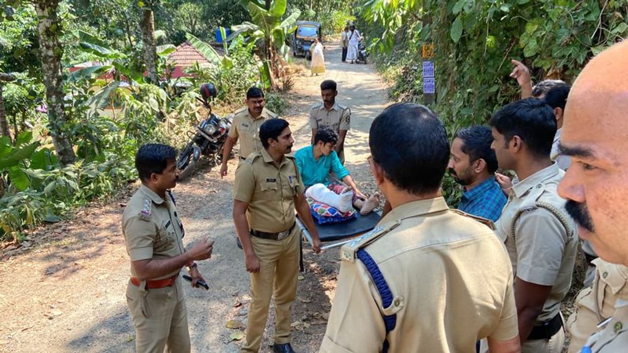 'കൂടെ നിന്നില്ലെങ്കിൽ നിനക്കും ഇതേ ഗതി'; അച്ഛനെ കുഴിച്ചുമൂടുമ്പോൾ നിതീഷ് പറഞ്ഞു, തെളിവെടുപ്പ്, നാടകീയ രംഗങ്ങൾ 'കൂടെ നിന്നില്ലെങ്കിൽ നിനക്കും ഇതേ ഗതി'; അച്ഛനെ കുഴിച്ചുമൂടുമ്പോൾ നിതീഷ് പറഞ്ഞു, തെളിവെടുപ്പ്, നാടകീയ രംഗങ്ങൾ