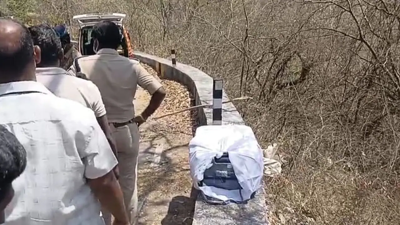 ஏற்காடு மலைப்பாதையில் கிடந்த சூட்கேஸ்; திறந்து பார்த்த போலீசுக்கு காத்திருந்த பேரதிர்ச்சி