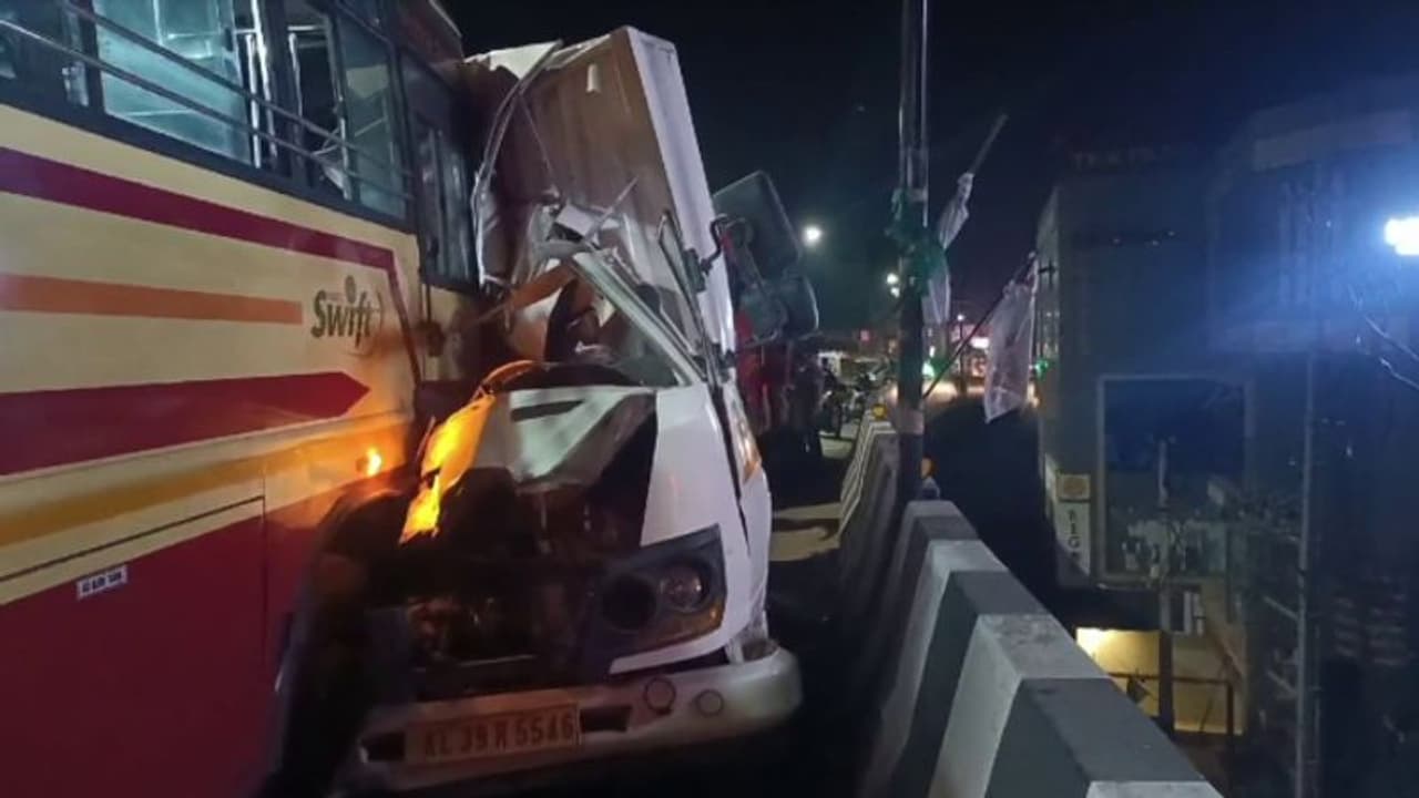 എടപ്പാള് മേല്പ്പാലത്തിൽ കെഎസ്ആര്ടിസി ബസും പിക് അപ്പ് വാനും കൂട്ടിയിടിച്ചു, ഒരാള് മരിച്ചു എടപ്പാള് മേല്പ്പാലത്തിൽ കെഎസ്ആര്ടിസി ബസും പിക് അപ്പ് വാനും കൂട്ടിയിടിച്ചു, ഒരാള് മരിച്ചു