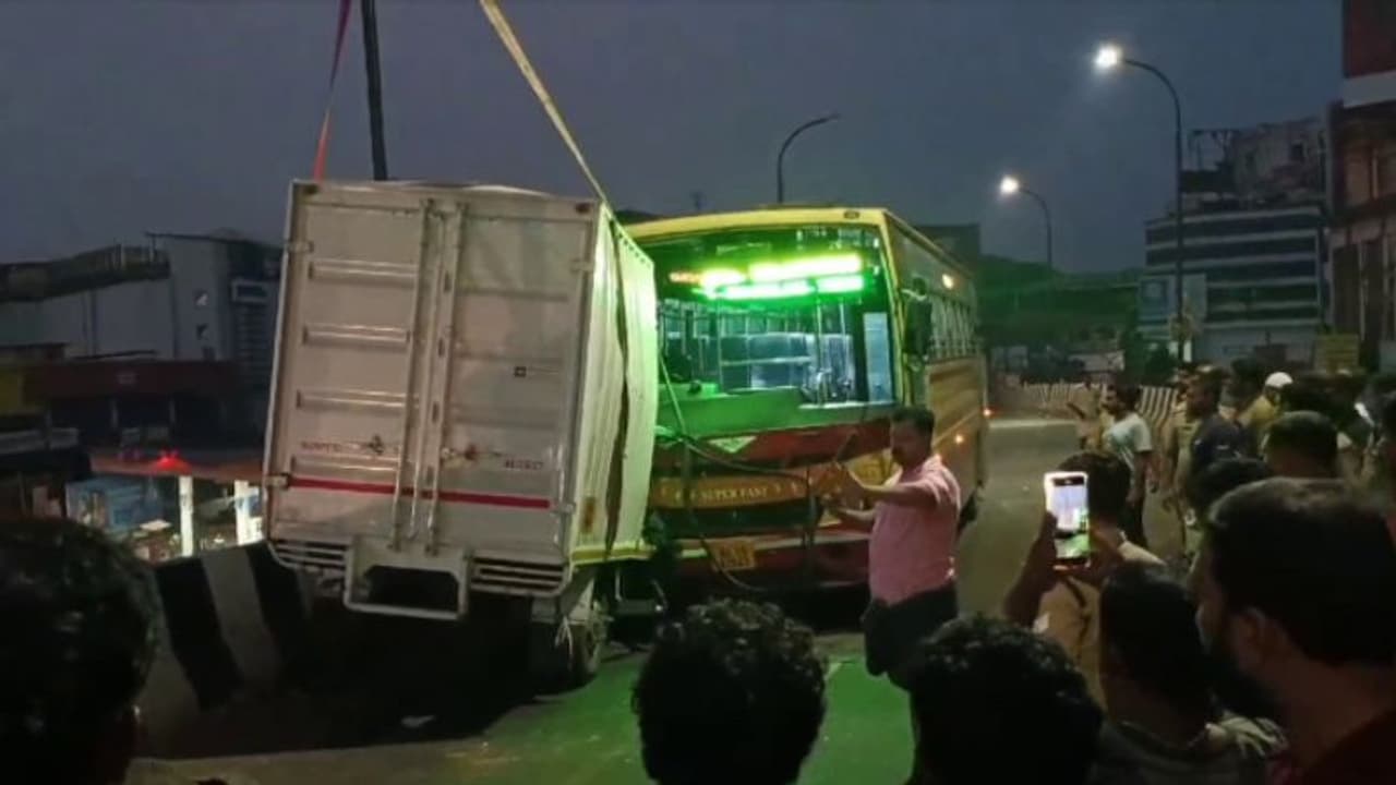 എടപ്പാള്‍ മേല്‍പ്പാലത്തിലെ അപകടം; പിക്ക്അപ്പ് വാൻ ഡ്രൈവര്‍ മരിച്ചു