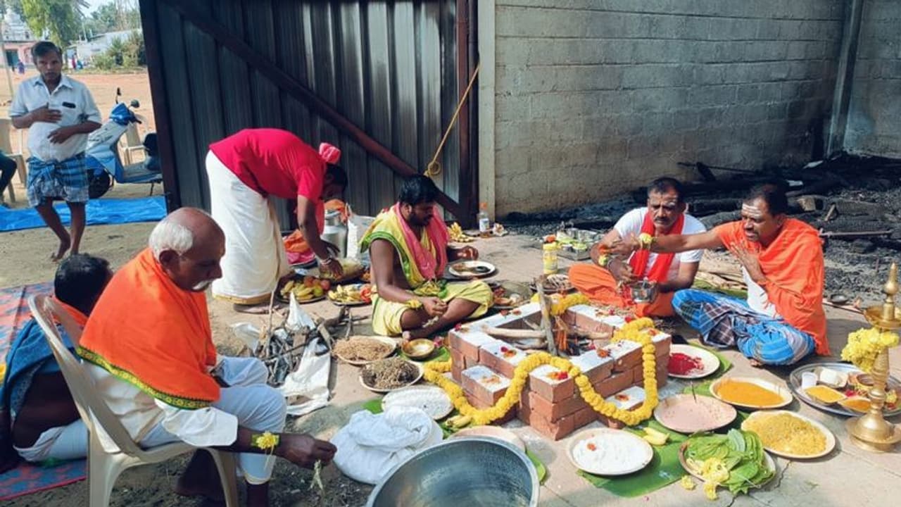 ಬೆಂಕಿಗಾಹುತಿಯಾಗಿ ಸುಟ್ಟ ರಥಕ್ಕೂ ಸಂಸ್ಕಾರ ಬೆಂಕಿಗಾಹುತಿಯಾಗಿ ಸುಟ್ಟ ರಥಕ್ಕೂ ಸಂಸ್ಕಾರ