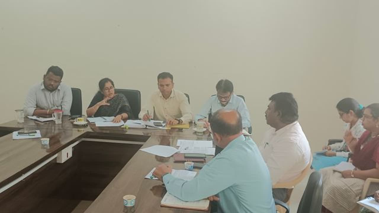 ತುಮಕೂರು : ಸಮಸ್ಯೆ ಇರುವ ಕಡೆ ಟ್ಯಾಂಕರ್, ಬೋರ್ವೆಲ್ನಿಂದ ನೀರು ಕೊಡಲು ಸೂಚನೆ ತುಮಕೂರು : ಸಮಸ್ಯೆ ಇರುವ ಕಡೆ ಟ್ಯಾಂಕರ್, ಬೋರ್ವೆಲ್ನಿಂದ ನೀರು ಕೊಡಲು ಸೂಚನೆ