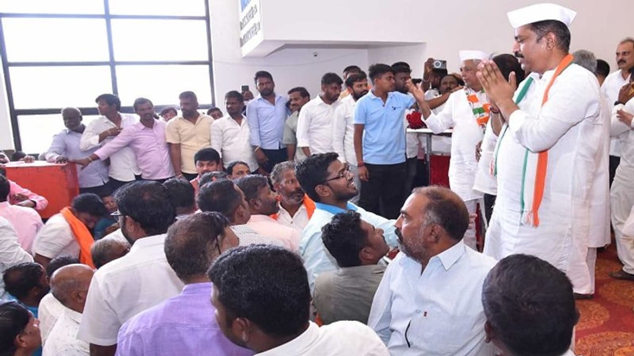 ಹಾವೇರಿಯ ಕಾಂಗ್ರೆಸ್ ಚುನಾವಣೆ ಪ್ರಚಾರ ಸಭೇಲಿ ಗದ್ದಲ: ಕೈಕೈ ಮಿಲಾಯಿಸಿದ ಕಾರ್ಯಕರ್ತರು ಹಾವೇರಿಯ ಕಾಂಗ್ರೆಸ್ ಚುನಾವಣೆ ಪ್ರಚಾರ ಸಭೇಲಿ ಗದ್ದಲ: ಕೈಕೈ ಮಿಲಾಯಿಸಿದ ಕಾರ್ಯಕರ್ತರು