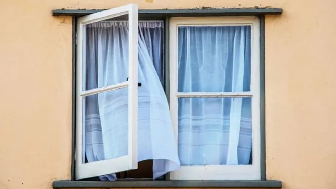 സ്വകാര്യനിമിഷങ്ങളിലെ ശബ്ദം വീട്ടിലെ സമാധാനം തകർക്കുന്നു, അയൽക്കാർ ജനലടയ്ക്കണം; വിചിത്ര പരാതിയുമായി യുവതി സ്വകാര്യനിമിഷങ്ങളിലെ ശബ്ദം വീട്ടിലെ സമാധാനം തകർക്കുന്നു, അയൽക്കാർ ജനലടയ്ക്കണം; വിചിത്ര പരാതിയുമായി യുവതി