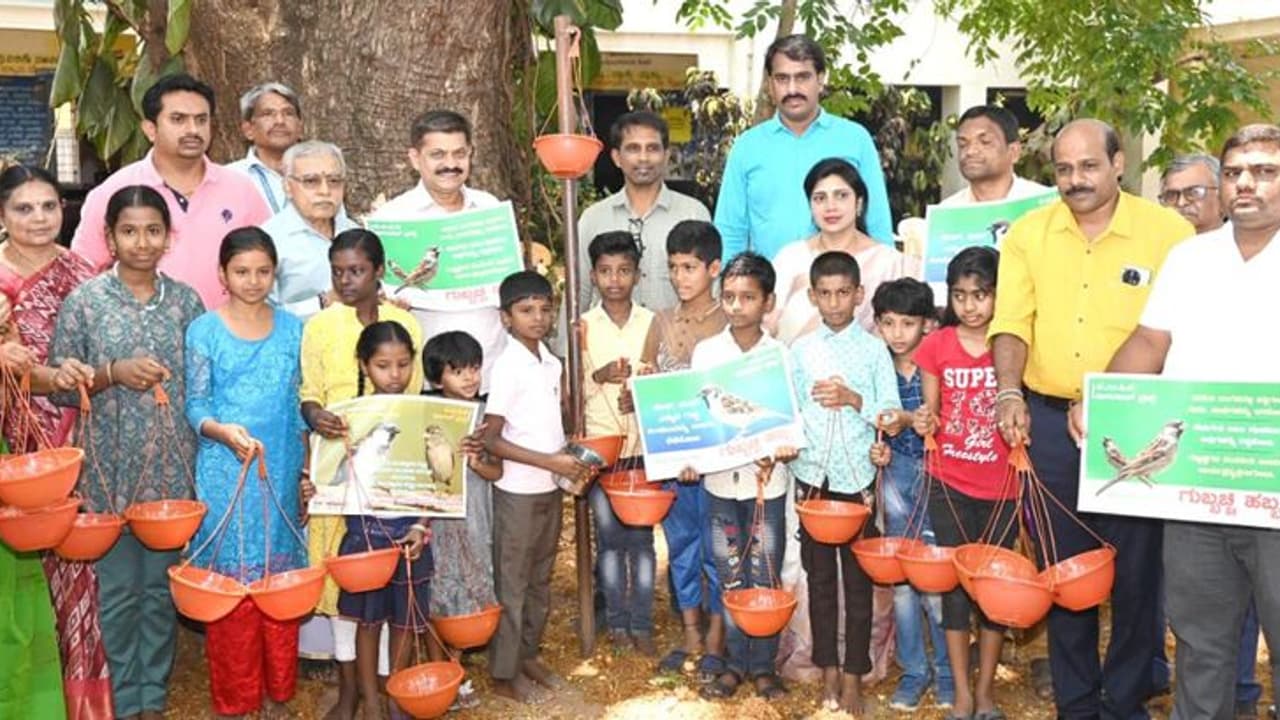 ಮುಂದಿನ ಪೀಳಿಗೆಗೂ ಗುಬ್ಬಿ ಸಂತತಿ ಉಳಿಸಿ : ಪಕ್ಷಿ ತಜ್ಞ, ಪರಿಸರವಾದಿ ಎಂ.ಕೆ. ಸಪ್ತ ಗಿರೀಶ್ ಮುಂದಿನ ಪೀಳಿಗೆಗೂ ಗುಬ್ಬಿ ಸಂತತಿ ಉಳಿಸಿ : ಪಕ್ಷಿ ತಜ್ಞ, ಪರಿಸರವಾದಿ ಎಂ.ಕೆ. ಸಪ್ತ ಗಿರೀಶ್