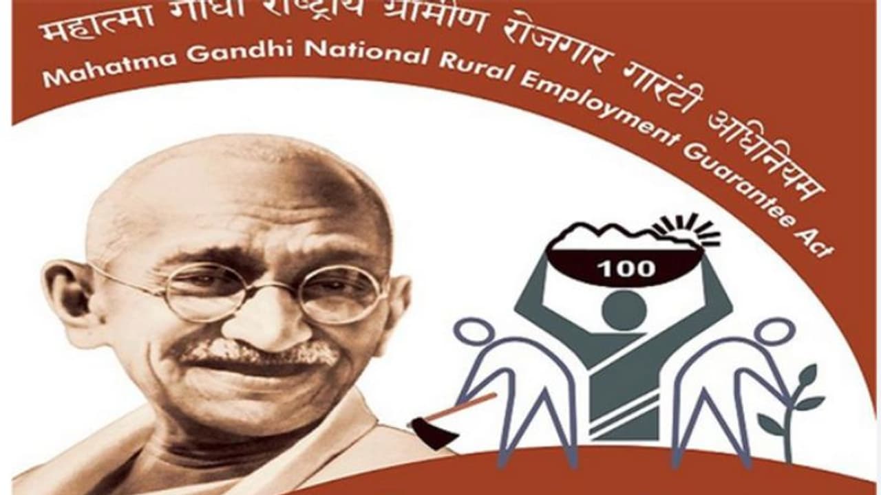 തൊഴിലുറപ്പ് കൂലി വർദ്ധിപ്പിക്കും ,വിജ്ഞാപനമിറക്കാൻ കേന്ദ്രസര്ക്കാരിന് തെരഞ്ഞെടുപ്പ് കമ്മീഷന് അനുമതി നല്കി തൊഴിലുറപ്പ് കൂലി വർദ്ധിപ്പിക്കും ,വിജ്ഞാപനമിറക്കാൻ കേന്ദ്രസര്ക്കാരിന് തെരഞ്ഞെടുപ്പ് കമ്മീഷന് അനുമതി നല്കി