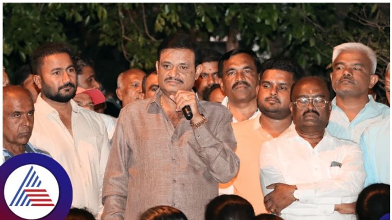 ದನದ ಮಾಂಸ ಮಾರಾಟಕ್ಕೆ ಅಡ್ಡಿಯಾಗುತ್ತದೆಂದು, ಆಸ್ಪತ್ರೆ ರಸ್ತೆಯನ್ನೇ ಒಡೆಸಿದ ಸಂಸದ ಡಿ.ಕೆ. ಸುರೇಶ್: ಮುನಿರತ್ನ ಆರೋಪ ದನದ ಮಾಂಸ ಮಾರಾಟಕ್ಕೆ ಅಡ್ಡಿಯಾಗುತ್ತದೆಂದು, ಆಸ್ಪತ್ರೆ ರಸ್ತೆಯನ್ನೇ ಒಡೆಸಿದ ಸಂಸದ ಡಿ.ಕೆ. ಸುರೇಶ್: ಮುನಿರತ್ನ ಆರೋಪ