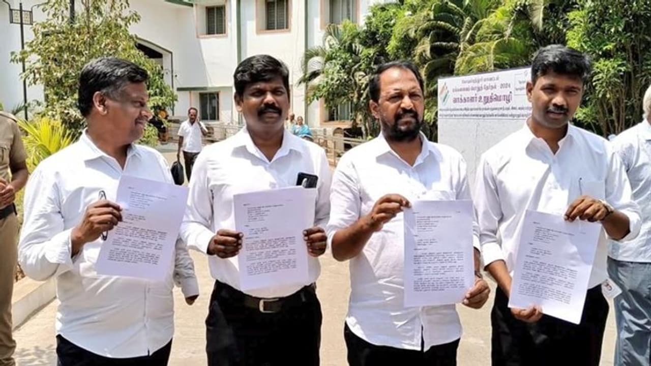 தமிழக ஆளுநர் ரவி மீது கோவை மாவட்ட தேர்தல் அலுவலரிடம் புகார்! தமிழக ஆளுநர் ரவி மீது கோவை மாவட்ட தேர்தல் அலுவலரிடம் புகார்!