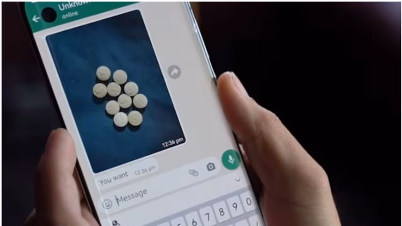 വാട്സാപ്പ് വഴി മെസേജ്, പണം നല്കിയാൽ ജിപിഎസ് ലൊക്കേഷന് ഷെയര് ചെയ്യും; വമ്പൻ ലഹരിമരുന്ന് റാക്കറ്റ് പിടിയിൽ വാട്സാപ്പ് വഴി മെസേജ്, പണം നല്കിയാൽ ജിപിഎസ് ലൊക്കേഷന് ഷെയര് ചെയ്യും; വമ്പൻ ലഹരിമരുന്ന് റാക്കറ്റ് പിടിയിൽ