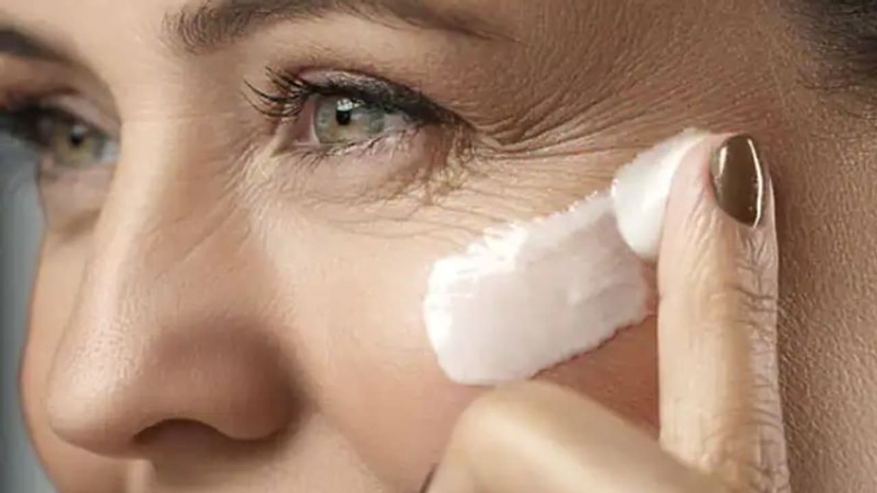 ഈ പത്ത് കാര്യങ്ങള് ശ്രദ്ധിക്കൂ, ചര്മ്മത്തിന്റെ ചെറുപ്പം കാത്തുസൂക്ഷിക്കാം... ഈ പത്ത് കാര്യങ്ങള് ശ്രദ്ധിക്കൂ, ചര്മ്മത്തിന്റെ ചെറുപ്പം കാത്തുസൂക്ഷിക്കാം...