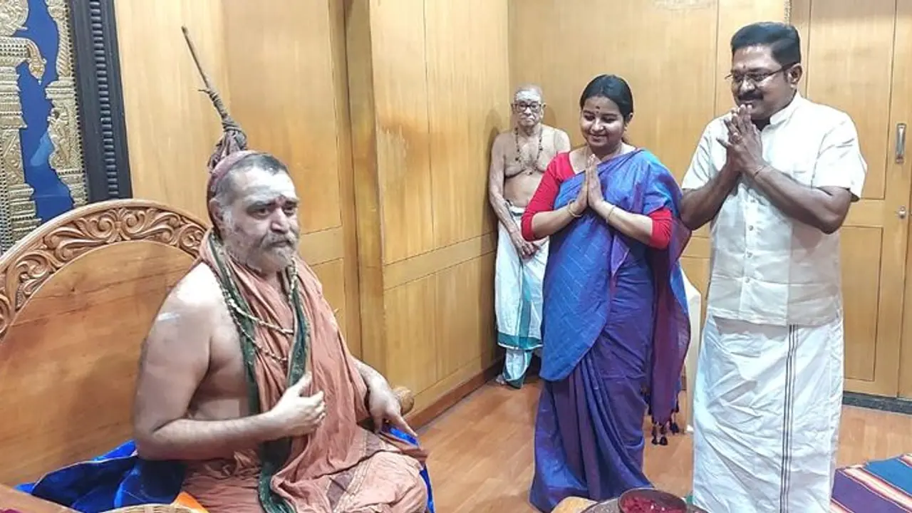 ஓபிஎஸ்.ன் சுயேச்சை முடிவுக்கு காரணம் என்ன? சங்கராச்சாரியாரிடம் ஆசி பெற்றபின் தினகரன் சொன்ன தகவல் ஓபிஎஸ்.ன் சுயேச்சை முடிவுக்கு காரணம் என்ன? சங்கராச்சாரியாரிடம் ஆசி பெற்றபின் தினகரன் சொன்ன தகவல்