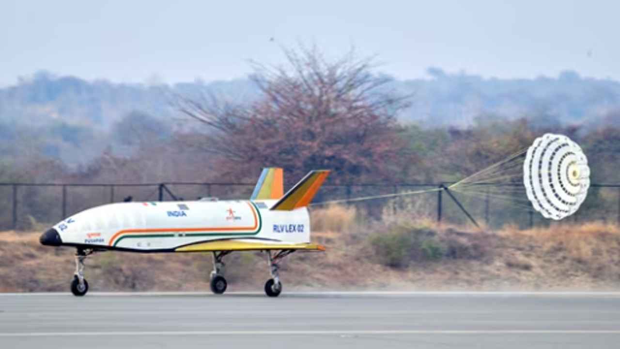 Pushpak : இந்தியாவின் முதல் மறுபயன்பாட்டு ஏவுகணை'புஷ்பக்' : இன்று வெற்றிகரமாக சோதனை செய்த இஸ்ரோ..