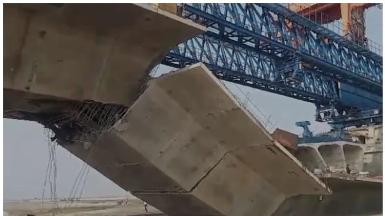 നിർമാണത്തിലിരുന്ന പാലം തകർന്നുവീണ് ഒരാൾ മരിച്ചു; അവശിഷ്ടങ്ങൾക്കിടയിൽ കുടുങ്ങിക്കിടക്കുന്നത് നിരവധിപ്പേർ