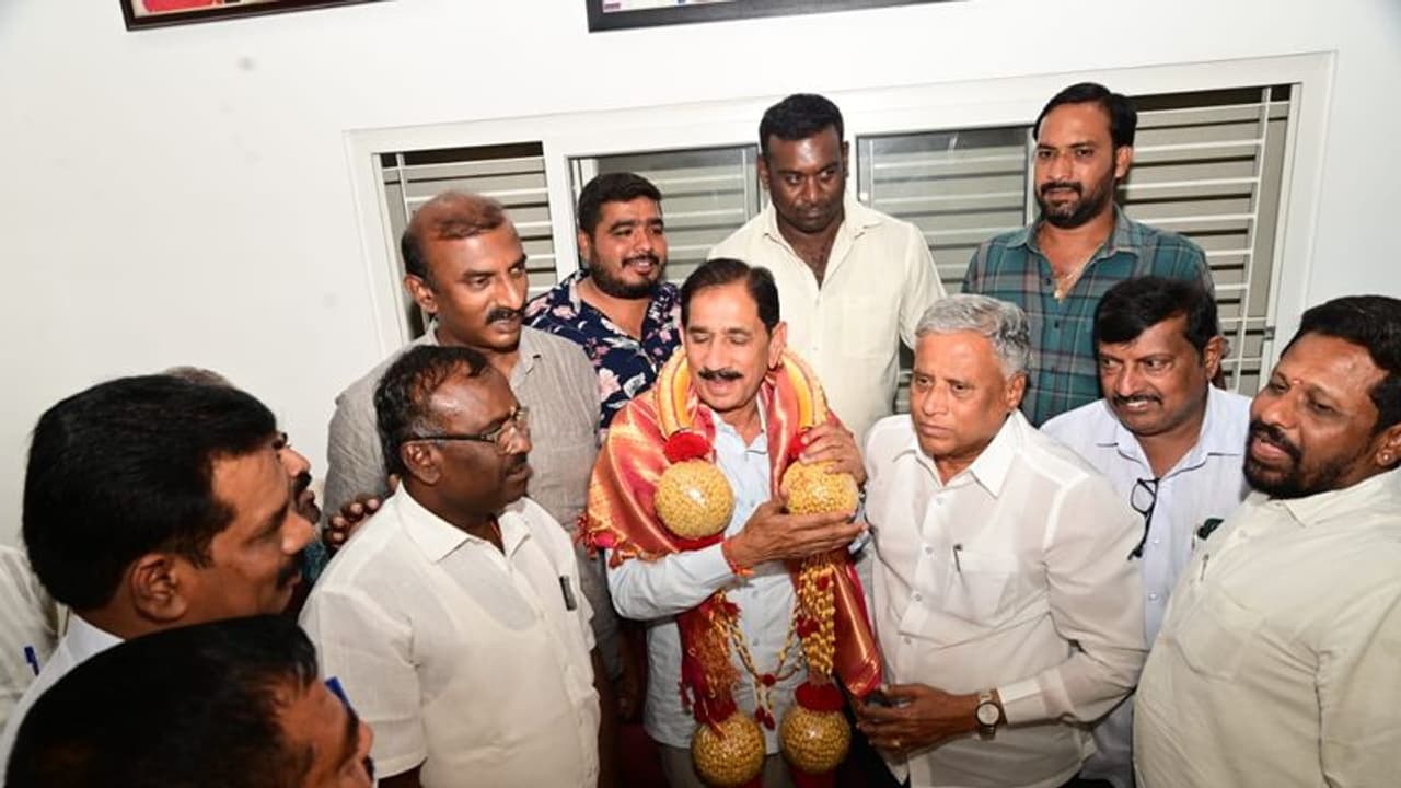 ಸೊಗಡು ಶಿವಣ್ಣ ಭೇಟಿಯಾದ ಸೋಮಣ್ಣ : ಪ್ರಮುಖ ಡಿಮ್ಯಾಂಡ್ ಇಟ್ಟ ಅಭ್ಯರ್ಥಿ ಸೊಗಡು ಶಿವಣ್ಣ ಭೇಟಿಯಾದ ಸೋಮಣ್ಣ : ಪ್ರಮುಖ ಡಿಮ್ಯಾಂಡ್ ಇಟ್ಟ ಅಭ್ಯರ್ಥಿ