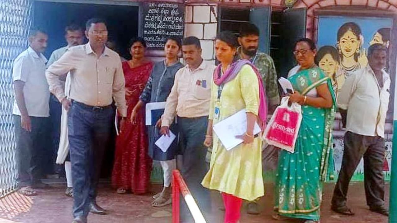 ಮೈಸೂರು: ಮತಗಟ್ಟೆಗಳು ಸ್ವಚ್ಛತೆ, ಸೂಕ್ತ ಮೂಲ ಸೌಕರ್ಯಗಳಿಂದ ಕೂಡಿರಲಿ: ತಹಸೀಲ್ದಾಸ್ ಮೈಸೂರು: ಮತಗಟ್ಟೆಗಳು ಸ್ವಚ್ಛತೆ, ಸೂಕ್ತ ಮೂಲ ಸೌಕರ್ಯಗಳಿಂದ ಕೂಡಿರಲಿ: ತಹಸೀಲ್ದಾಸ್