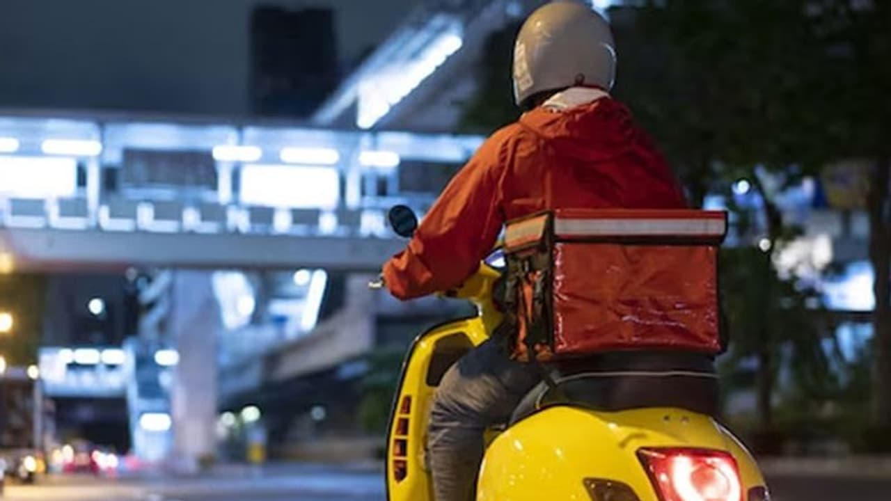 தண்ணீர் கேட்ட உணவு டெலிவரி பாய்! கிச்சனுக்கு சென்ற பெண் என்ஜினீயர் அலறல்! நடந்தது என்ன? தண்ணீர் கேட்ட உணவு டெலிவரி பாய்! கிச்சனுக்கு சென்ற பெண் என்ஜினீயர் அலறல்! நடந்தது என்ன?