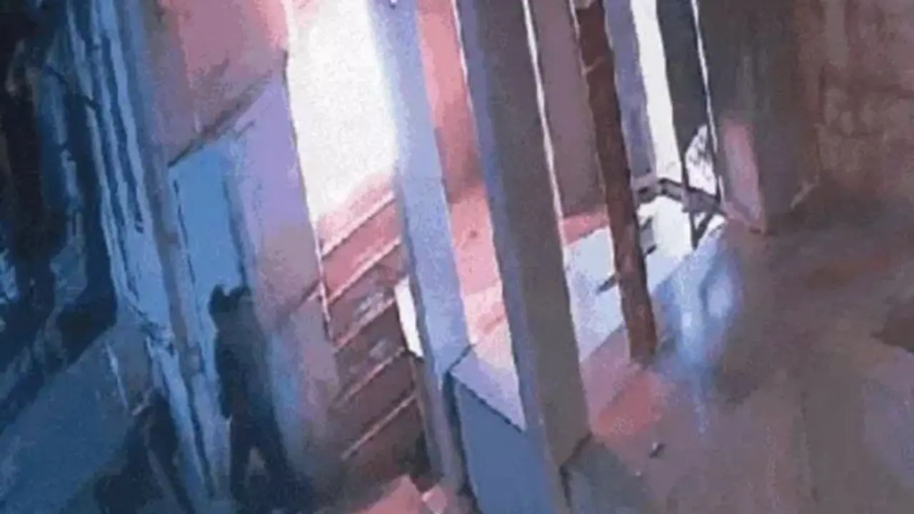 Gujarat: Man tries to set ablaze Shankaracharya math in Bharuch, 'Sar Tan Se Juda' note found (WATCH) Gujarat: Man tries to set ablaze Shankaracharya math in Bharuch, 'Sar Tan Se Juda' note found (WATCH)