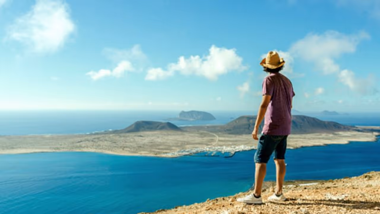 വിനോദസഞ്ചാരികൾ ശ്രദ്ധിക്കുക, ഈ ബീച്ചിൽ നിന്നും കല്ല് പെറുക്കിയാൽ പിഴ 2 ലക്ഷം; കാരണം ഇതാണ് വിനോദസഞ്ചാരികൾ ശ്രദ്ധിക്കുക, ഈ ബീച്ചിൽ നിന്നും കല്ല് പെറുക്കിയാൽ പിഴ 2 ലക്ഷം; കാരണം ഇതാണ്