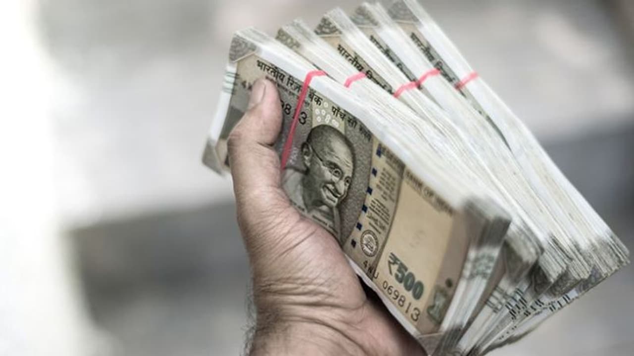 வங்கியில் ரூ.1 லட்சத்திற்கு மேல் டெபாசிட் செய்யலாமா? என்ன சொல்கிறது தேர்தல் கமிஷன் விதி.? வங்கியில் ரூ.1 லட்சத்திற்கு மேல் டெபாசிட் செய்யலாமா? என்ன சொல்கிறது தேர்தல் கமிஷன் விதி.?