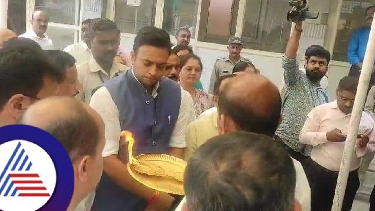 ಪ್ರಚಾರ ಕಾರ್ಯಕ್ಕೆ ಸಂಸದ ಪ್ರತಾಪ್ ಸಿಂಹ ಗೈರು! ಬಿಜೆಪಿ ಅಭ್ಯರ್ಥಿ ಯದುವೀರ ಒಡೆಯರ್ ಹೇಳಿದ್ದೇನು? ಪ್ರಚಾರ ಕಾರ್ಯಕ್ಕೆ ಸಂಸದ ಪ್ರತಾಪ್ ಸಿಂಹ ಗೈರು! ಬಿಜೆಪಿ ಅಭ್ಯರ್ಥಿ ಯದುವೀರ ಒಡೆಯರ್ ಹೇಳಿದ್ದೇನು?