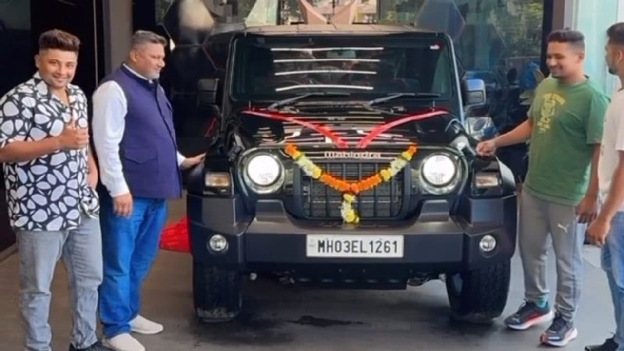 Sarfaraz Khan Father Thar Jeep: சர்ஃபராஸ் கான் தந்தைக்கு தார் ஜீப்பை பரிசாக அளித்த ஆனந்த் மஹிந்திரா! Sarfaraz Khan Father Thar Jeep: சர்ஃபராஸ் கான் தந்தைக்கு தார் ஜீப்பை பரிசாக அளித்த ஆனந்த் மஹிந்திரா!