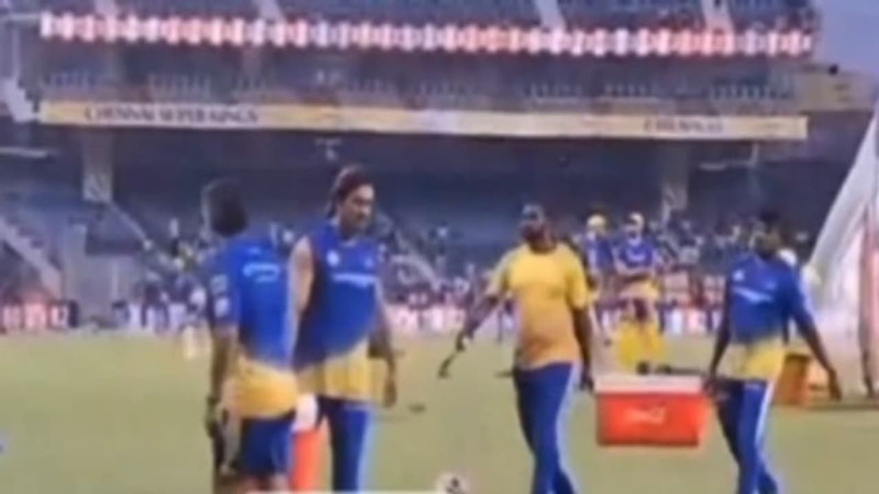 IPL 2024: சிஎஸ்கே ஆதரவு ஊழியருக்கு உதவிய எம்.எஸ்.தோனி – இந்த அளவுக்கு இறங்கி வேலை செஞ்ச தோனியின் வீடியோ வைரல்!