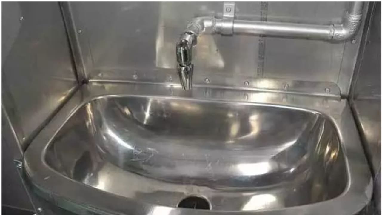 ആ ബുദ്ധി മലയാളിയുടേത്! ട്രെയിൻ യാത്രക്കിടെ ശ്രദ്ധിച്ചിട്ടില്ലേ? നൂറ്റാണ്ട് പിന്നിട്ട ഈ വാട്ടർ ടാപ്പ്, പൊളിയാണ്