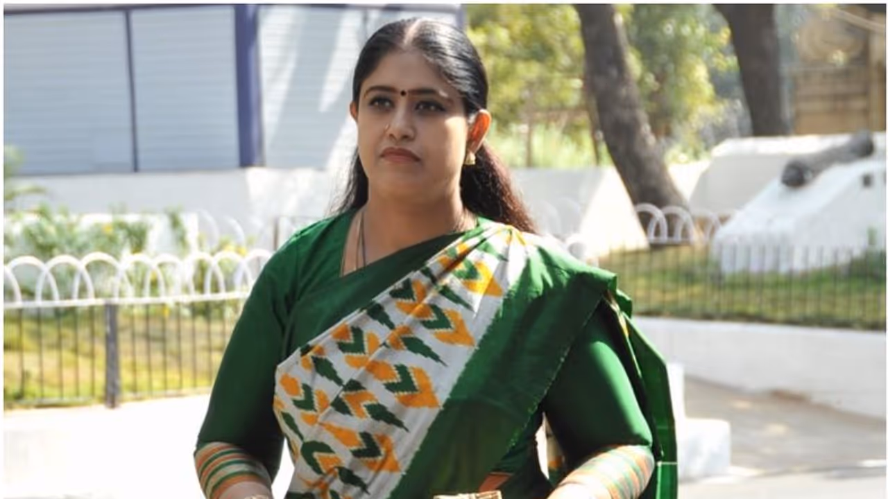 ഹാട്രിക്ക് വിജയം നേടിയ കോൺഗ്രസ് എംഎൽഎ, ബിജെപിയിൽ പോകാൻ രാജിവച്ചു; ഇപ്പോ സീറ്റില്ല വിജയധാരണിക്ക് ഹാട്രിക്ക് വിജയം നേടിയ കോൺഗ്രസ് എംഎൽഎ, ബിജെപിയിൽ പോകാൻ രാജിവച്ചു; ഇപ്പോ സീറ്റില്ല വിജയധാരണിക്ക്