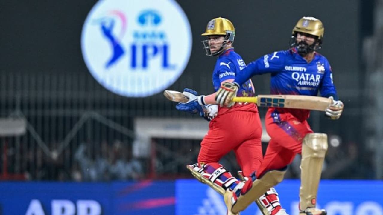 RCB vs CSK: దినేష్ కార్తీక్, అనూజ్ రావత్ రఫ్పాడించారు.. ! RCB vs CSK: దినేష్ కార్తీక్, అనూజ్ రావత్ రఫ్పాడించారు.. !