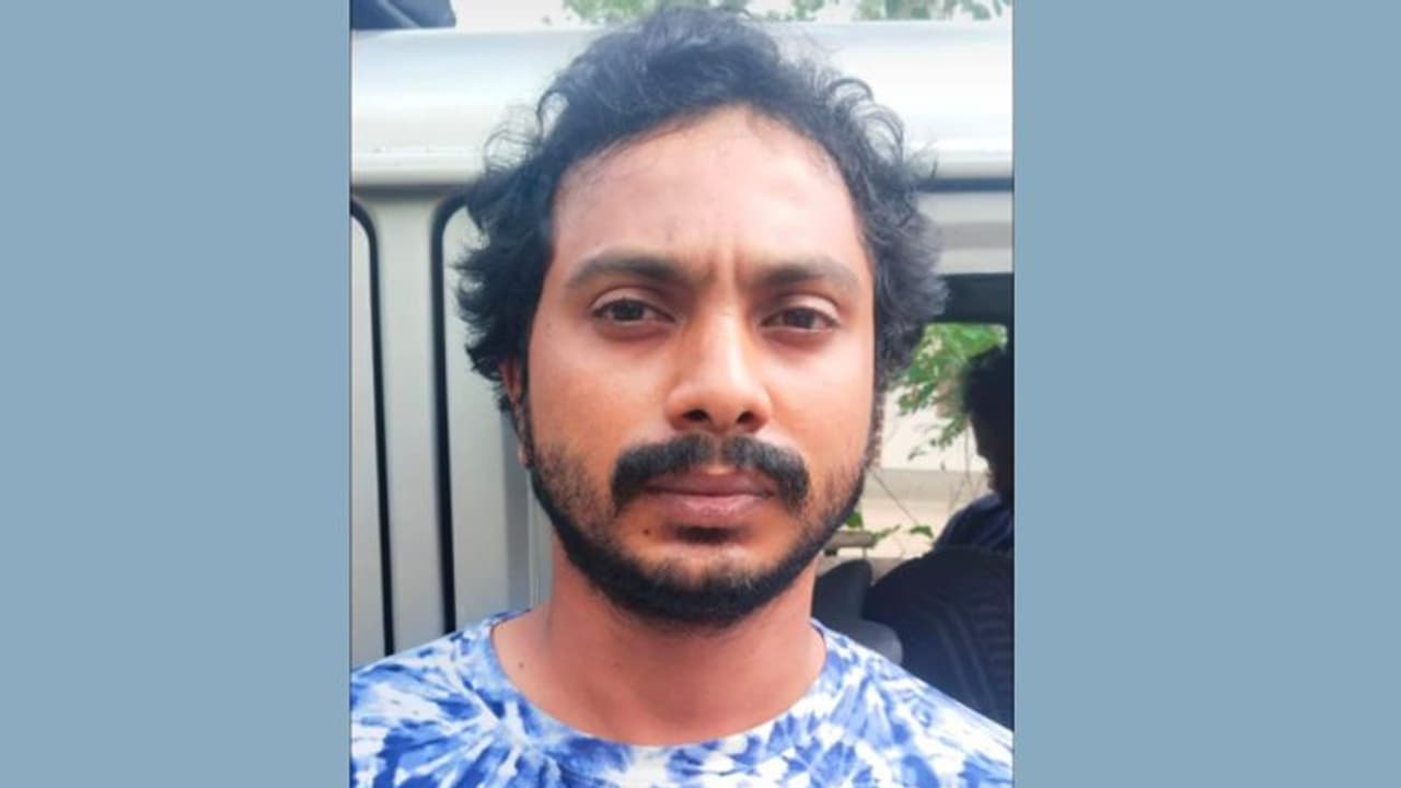 31 വയസ്, ഷംനാസിന് സ്വന്തം 15ലധികം കേസുകൾ, നാടുകടത്തി; ഒടുവിൽ പിടിയിലായത് സ്വർണമാലയുടെ കഷണവും കഞ്ചാവുമായി 31 വയസ്, ഷംനാസിന് സ്വന്തം 15ലധികം കേസുകൾ, നാടുകടത്തി; ഒടുവിൽ പിടിയിലായത് സ്വർണമാലയുടെ കഷണവും കഞ്ചാവുമായി