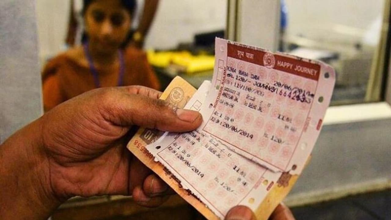 ரயில் டிக்கெட் ரீபண்ட் கிடைக்கலையா? 6 மணி நேரத்தில் தீர்வு கிடைக்கும்.. ரயில்வே சொன்ன குட் நியூஸ்.. ரயில் டிக்கெட் ரீபண்ட் கிடைக்கலையா? 6 மணி நேரத்தில் தீர்வு கிடைக்கும்.. ரயில்வே சொன்ன குட் நியூஸ்..