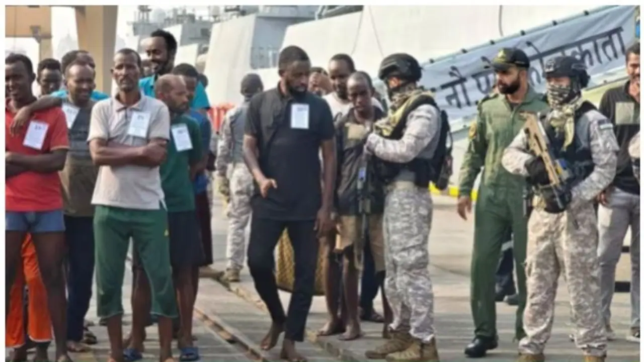 വിദേശ കപ്പലിന് നേരെ ആക്രമണം, കുതിച്ചെത്തിയത് ഇന്ത്യൻ നേവി; കമാൻഡോകൾ പിടികൂടിയ 35 പേരെ മുംബൈയിലെത്തിച്ചു വിദേശ കപ്പലിന് നേരെ ആക്രമണം, കുതിച്ചെത്തിയത് ഇന്ത്യൻ നേവി; കമാൻഡോകൾ പിടികൂടിയ 35 പേരെ മുംബൈയിലെത്തിച്ചു