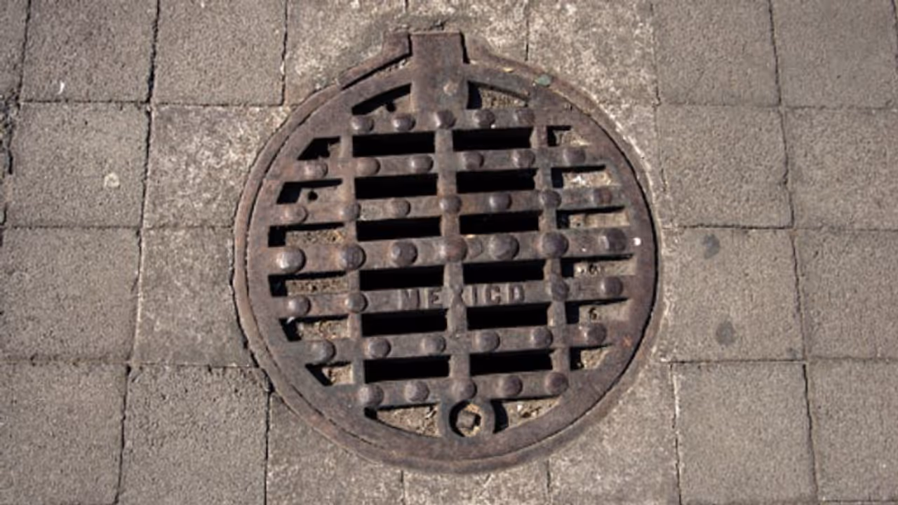 മഴക്കാലത്ത് തുറക്കുന്ന മലിന ജല പൈപ്പുകളിലൂടെ 'അമേരിക്കൻ സ്വപ്നം' സാധ്യമാക്കുന്ന 20 കാരൻ, പിടിയിലായത് ഇങ്ങനെ മഴക്കാലത്ത് തുറക്കുന്ന മലിന ജല പൈപ്പുകളിലൂടെ 'അമേരിക്കൻ സ്വപ്നം' സാധ്യമാക്കുന്ന 20 കാരൻ, പിടിയിലായത് ഇങ്ങനെ