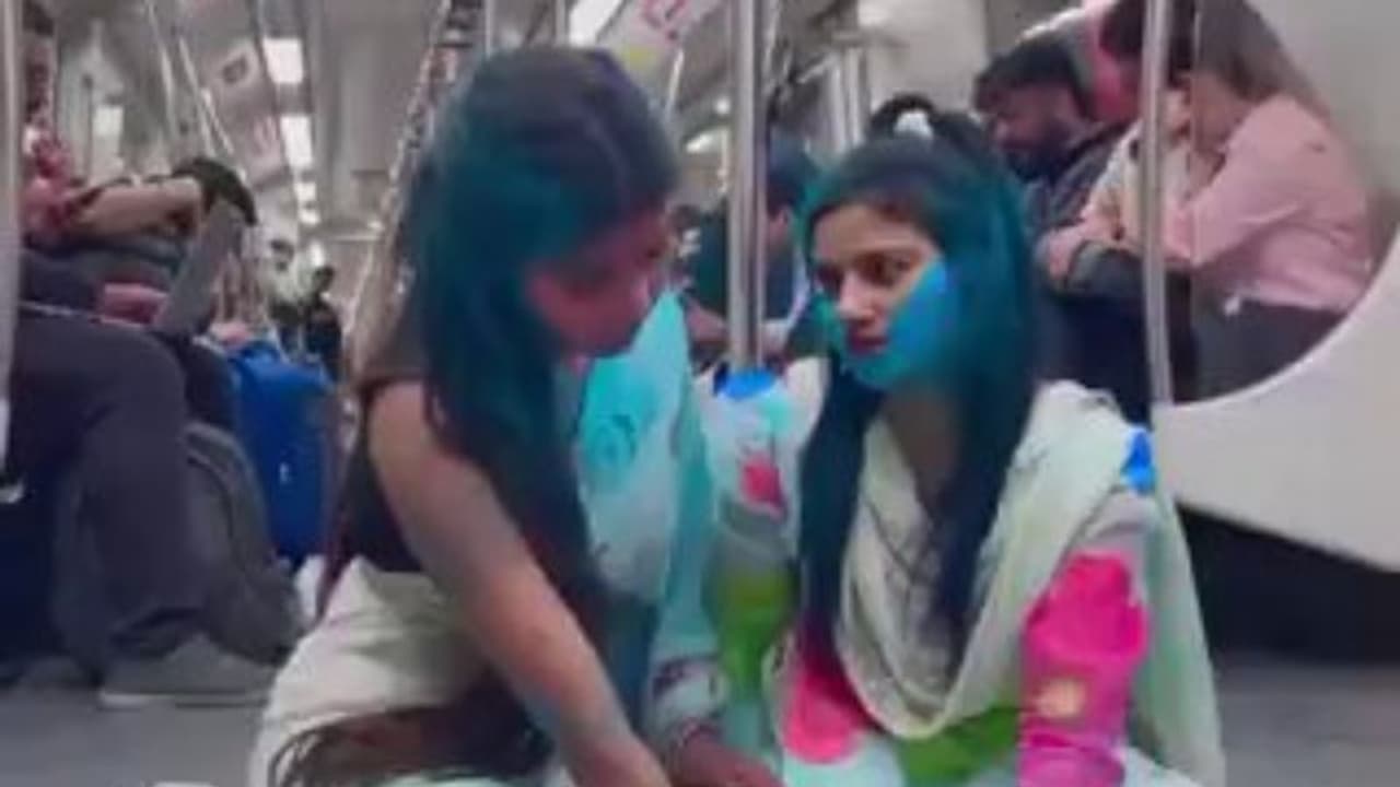 വീണ്ടും എയറിലായി ഡൽഹി മെട്രോ; ഈ പെൺകുട്ടികളുടേത് 'അശ്ലീല ഹോളി കളി' എന്ന് ജനം! കണ്ണുപൊത്തി സഹയാത്രികർ!