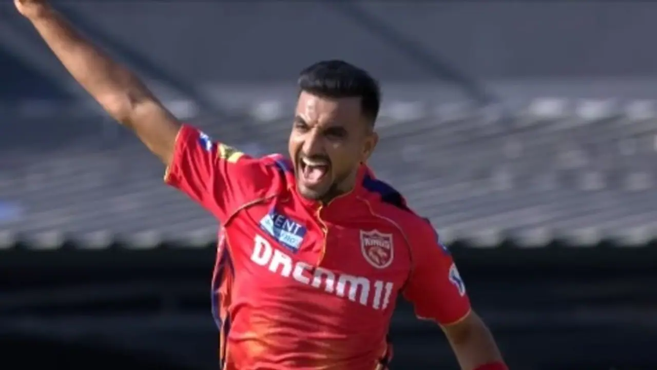 149லிருந்து 174 ரன்கள் எடுத்த டெல்லி – கடைசி ஓவரில் 4, 6, 4, 4, 6, 1 வாரி வழங்கிய வள்ளல் ஷர்ஷல் படேல்!