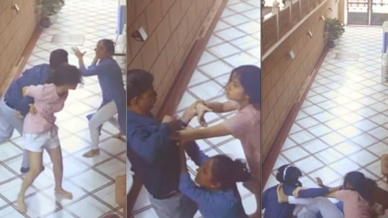 'പഠിച്ചത് തായ്ക്വോണ്ടോ..'; തോക്കുമായി വീട്ടിലെത്തിയ യുവാക്കളെ തുരത്തിയോടിച്ച് വീട്ടമ്മയും മകളും 'പഠിച്ചത് തായ്ക്വോണ്ടോ..'; തോക്കുമായി വീട്ടിലെത്തിയ യുവാക്കളെ തുരത്തിയോടിച്ച് വീട്ടമ്മയും മകളും