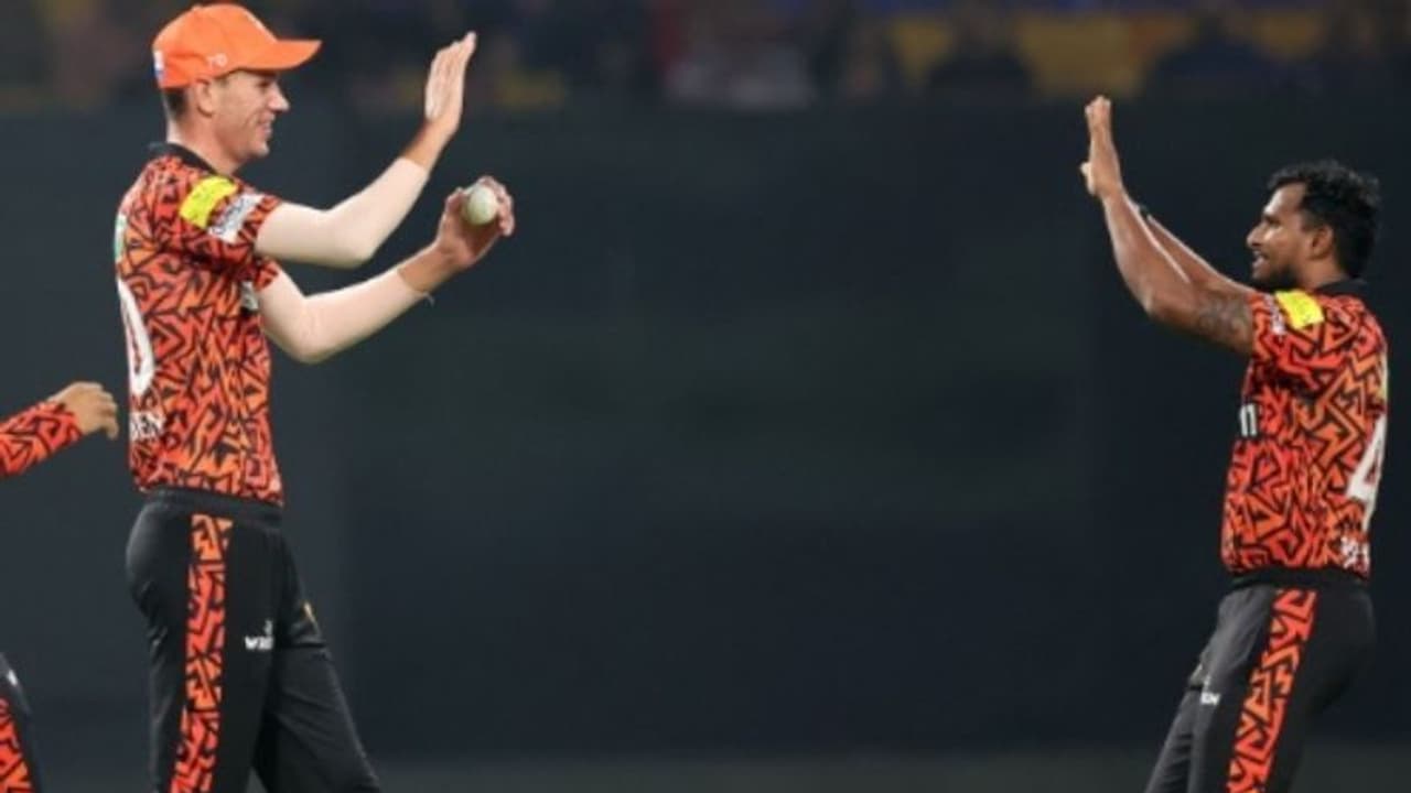 ஒரே ஓவரில் 2 விக்கெட் எடுத்த தமிழக வீரர் நடராஜனை கொண்டாடும் ரசிகர்கள் – பலம் வாய்ந்த அணியாக வந்த சன்ரைசர்ஸ்!