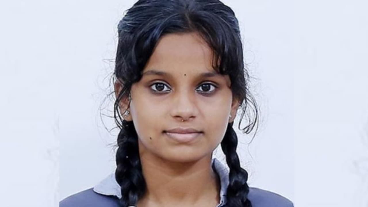 ഭക്ഷണം കഴിച്ച് വിശ്രമിക്കവെ കുഴഞ്ഞുവീണ പ്ലസ് ടു വിദ്യാർഥിനി മരിച്ചു ഭക്ഷണം കഴിച്ച് വിശ്രമിക്കവെ കുഴഞ്ഞുവീണ പ്ലസ് ടു വിദ്യാർഥിനി മരിച്ചു