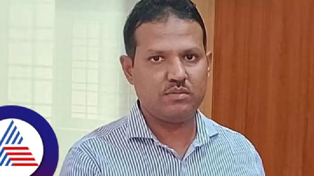 ₹25 ಲಕ್ಷ ಲಂಚ ಸ್ವೀಕರಿಸುವ ವೇಳೆ ಲೋಕಾಯುಕ್ತ ಬಲೆಗೆ ಬಿದ್ದ 'ಮುಡಾ' ಆಯುಕ್ತ ಮನ್ಸೂರ್ ಅಲಿ! ₹25 ಲಕ್ಷ ಲಂಚ ಸ್ವೀಕರಿಸುವ ವೇಳೆ ಲೋಕಾಯುಕ್ತ ಬಲೆಗೆ ಬಿದ್ದ 'ಮುಡಾ' ಆಯುಕ್ತ ಮನ್ಸೂರ್ ಅಲಿ!