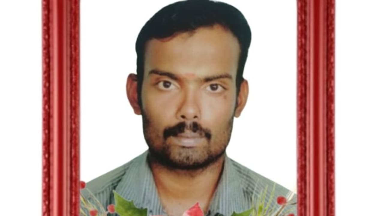 നിയന്ത്രണം വിട്ട ബൈക്ക് പാഞ്ഞ് കയറിയത് മതിലിലേക്ക്; യുവാവിന് ദാരുണാന്ത്യം നിയന്ത്രണം വിട്ട ബൈക്ക് പാഞ്ഞ് കയറിയത് മതിലിലേക്ക്; യുവാവിന് ദാരുണാന്ത്യം