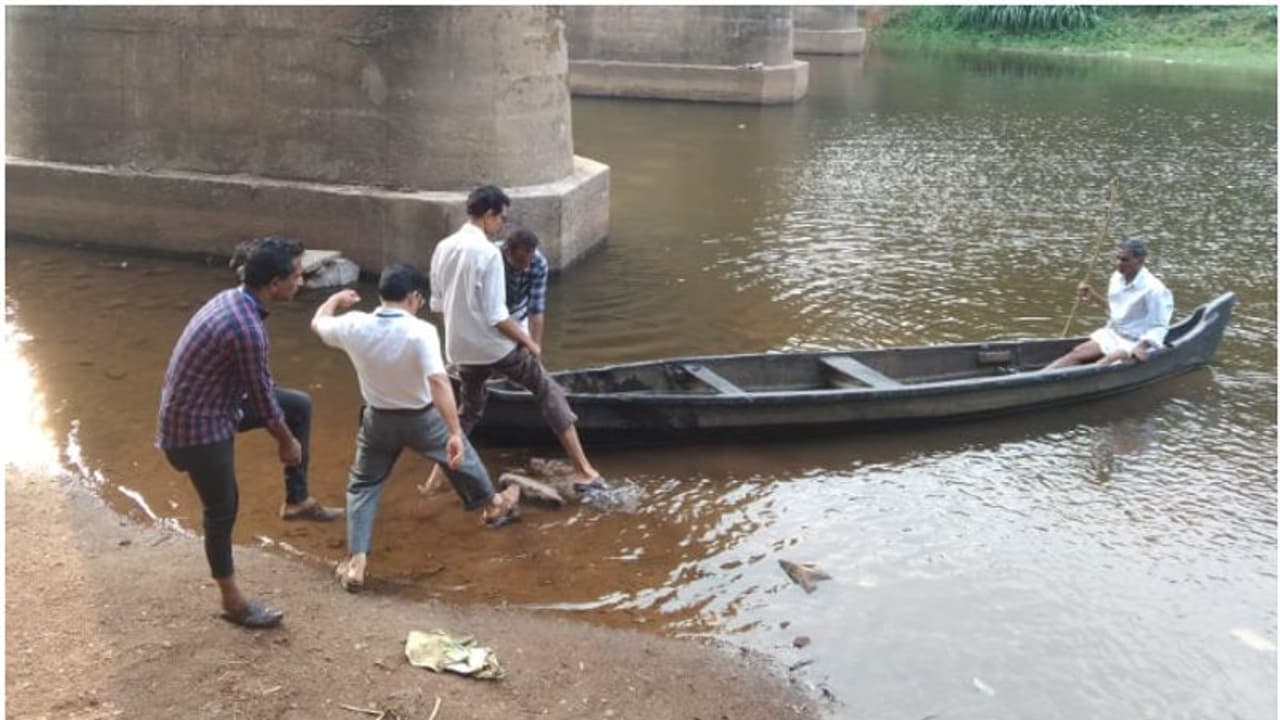രാത്രി ആരും കാണില്ലെന്ന് കരുതി, പക്ഷേ രാവിലെ എല്ലാരും കണ്ടു! പുഴയരികിൽ പതുങ്ങിയെത്തി മാലിന്യം തള്ളി, പിടിവീണു