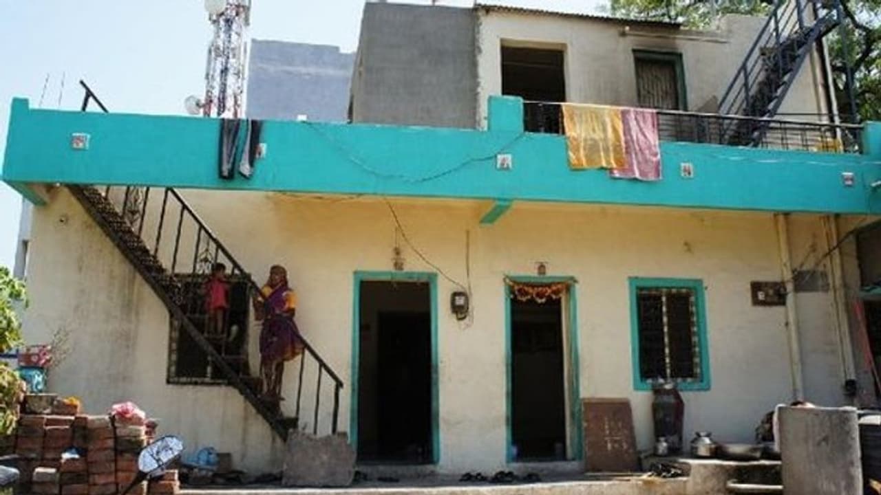 एक गांव जिसकी रक्षा स्वयं शनिदेव करते हैं, ना बैंक के लॉकर में ताले ना घरों में लगते हैं ताले एक गांव जिसकी रक्षा स्वयं शनिदेव करते हैं, ना बैंक के लॉकर में ताले ना घरों में लगते हैं ताले