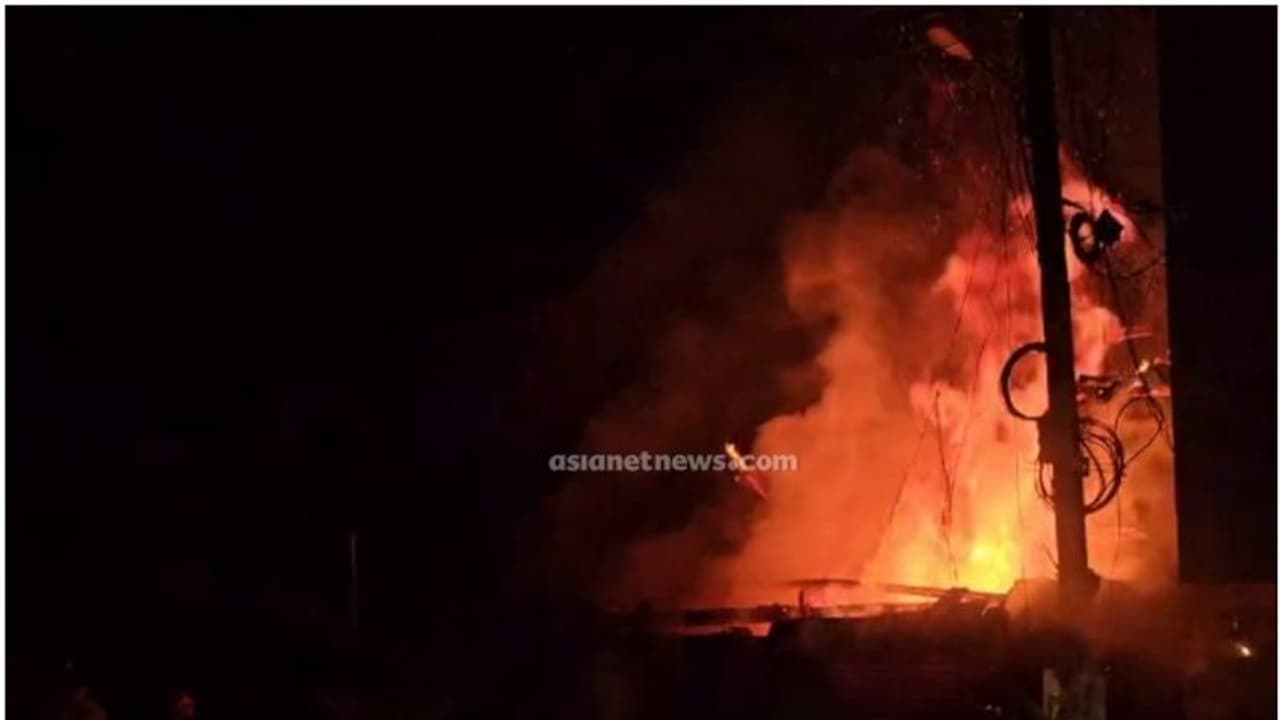 താമരശ്ശേരി ടൗണിൽ തീപിടുത്തം, പഴയ ബസ് സ്റ്റാൻ്റിനു മുന്നിലെ രണ്ട് ബേക്കറികൾ പൂർണമായും കത്തി താമരശ്ശേരി ടൗണിൽ തീപിടുത്തം, പഴയ ബസ് സ്റ്റാൻ്റിനു മുന്നിലെ രണ്ട് ബേക്കറികൾ പൂർണമായും കത്തി